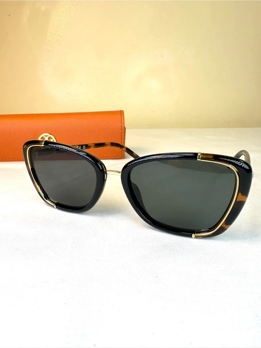 Tory Burch Eleanor cat-eye sunglasses Tortoise black frame metallic rim case